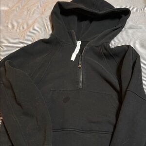 Lulu lemon scuba oversized quarter zip

HAS A STAIN VISIBLE IN PICS